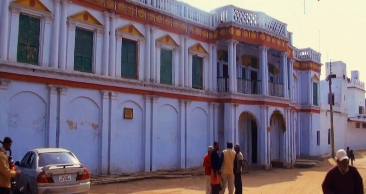 বীরভূমের ‘মিনি হাজারদুয়ারি’ হেতমপুর রাজবাড়ি! শান্তিনিকেতন ঘুরতে গিয়ে এই ঐতিহ্য না দেখলে ভ্রমণই অসম্পূর্ণ

