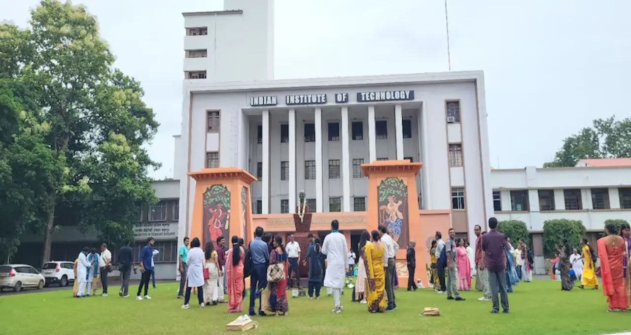 স্নাতক পাশেই আইআইটি খড়গপুরে চাকরি! মাসে ৩০ হাজার বেতন, দেরি না করে করুন আবেদন
