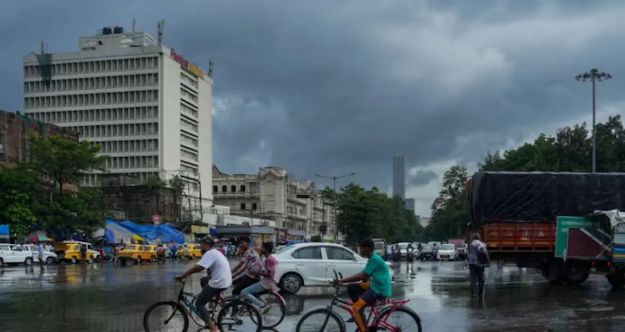 ভোটের দিনেই কালবৈশাখীর ধাক্কা! দক্ষিণবঙ্গে ৫০ কিমি বেগে ঝড়-বৃষ্টি ও শিলাবৃষ্টির সতর্কতা
