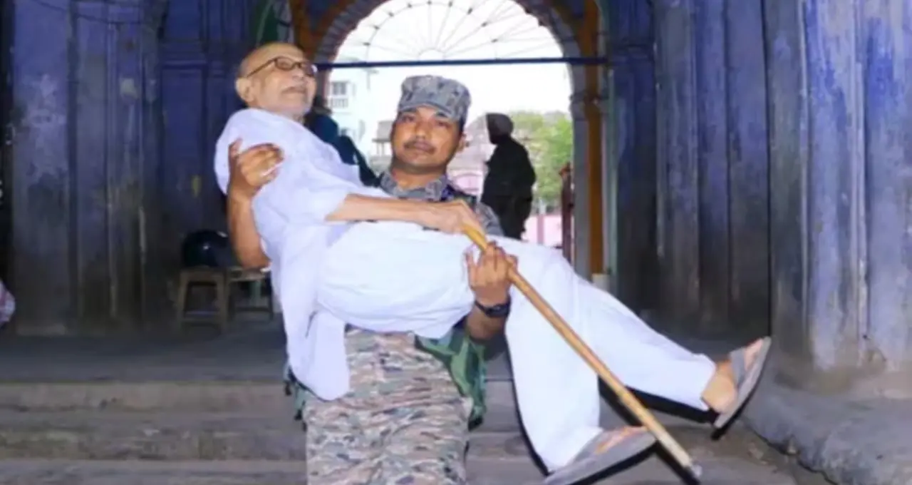 গণতন্ত্রের মঞ্চে মানবিকতার জয়! জওয়ানদের কোলে ভর করেই বুথে প্রবীণরা, হুগলিতে নজিরবিহীন ছবি
