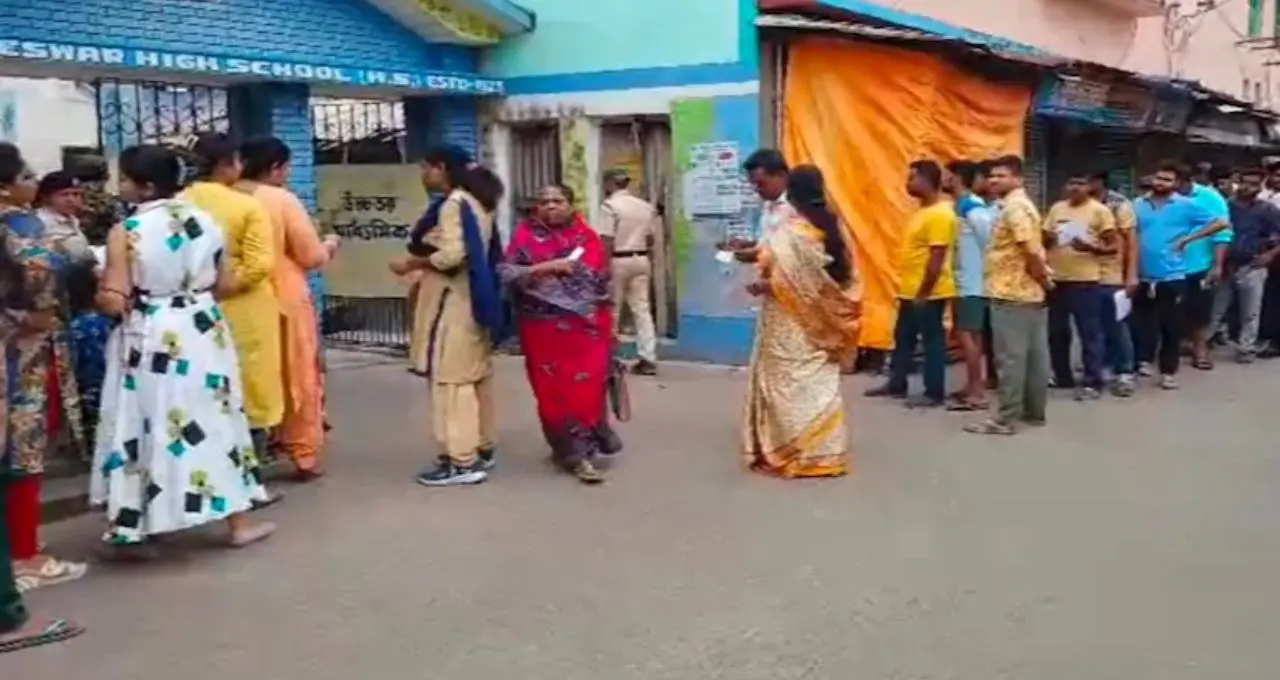 গণতন্ত্রের মঞ্চে মানবিকতার জয়! জওয়ানদের কোলে ভর করেই বুথে প্রবীণরা, হুগলিতে নজিরবিহীন ছবি

