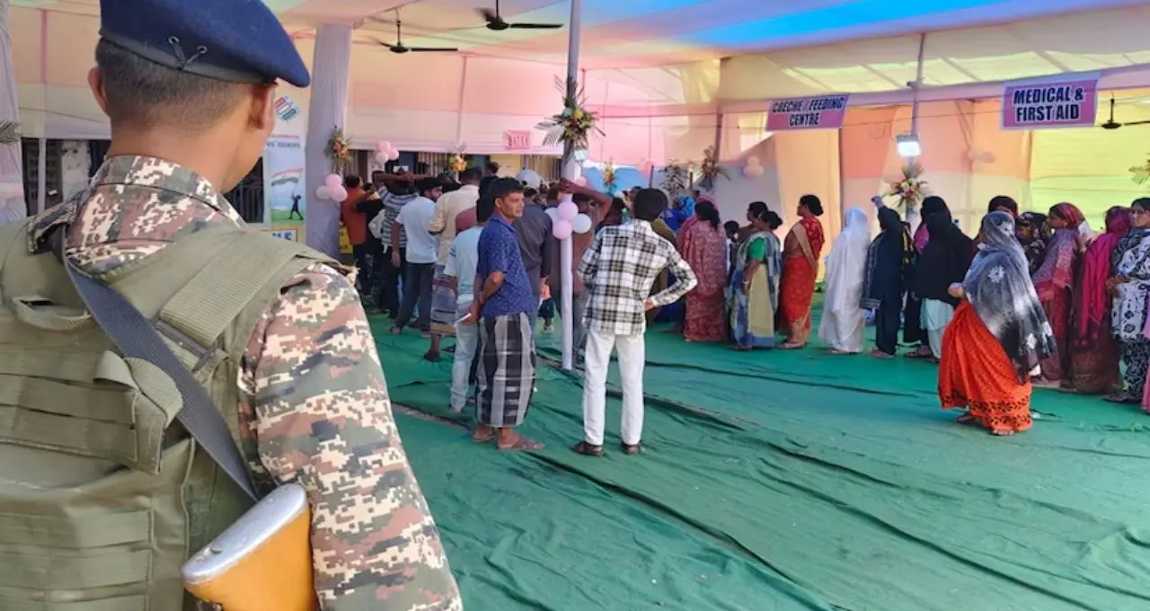 গণতন্ত্রের মঞ্চে মানবিকতার জয়! জওয়ানদের কোলে ভর করেই বুথে প্রবীণরা, হুগলিতে নজিরবিহীন ছবি
