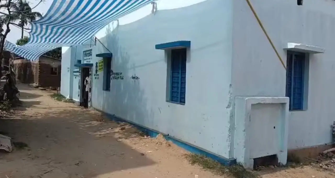 ট্রেনের কামরায় বসেই ভোট! মঙ্গলকোট-এ অভিনব বুথ দেখে চমকে উঠলেন ভোটাররা
