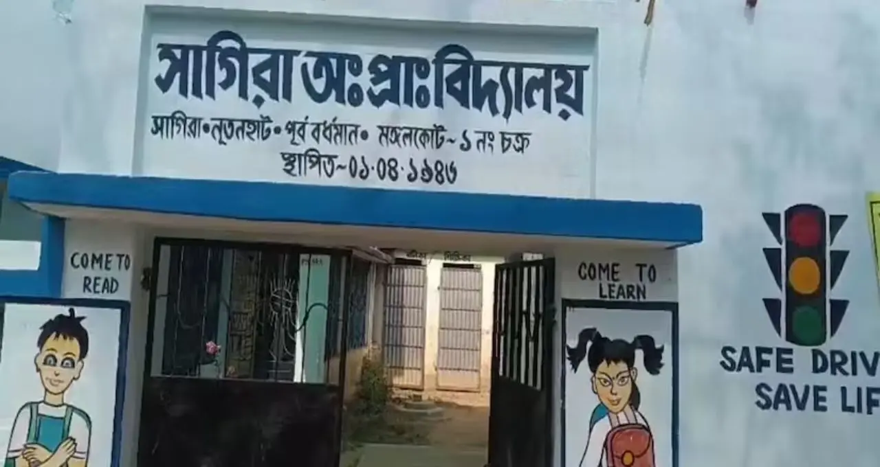 ট্রেনের কামরায় বসেই ভোট! মঙ্গলকোট-এ অভিনব বুথ দেখে চমকে উঠলেন ভোটাররা
