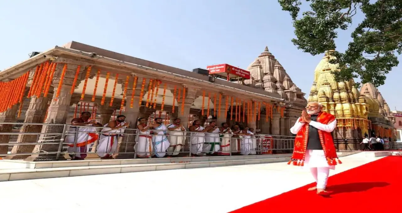 ত্রিশূল-ডমরু হাতে নয়া অবতারে Narendra Modi! কাশী বিশ্বনাথ মন্দির-এ পুজো, রোড শো-তে জনস্রোত