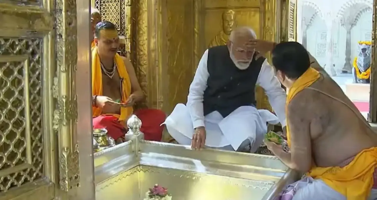ত্রিশূল-ডমরু হাতে নয়া অবতারে Narendra Modi! কাশী বিশ্বনাথ মন্দির-এ পুজো, রোড শো-তে জনস্রোত