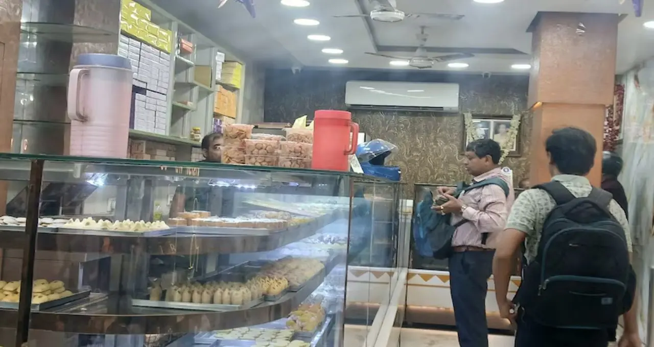 ভোটের উত্তাপ এবার রসনায়! হাওড়া-র মিষ্টির দোকানে ‘রাজনৈতিক মিষ্টি’ ঘিরে ক্রেতাদের ভিড়
