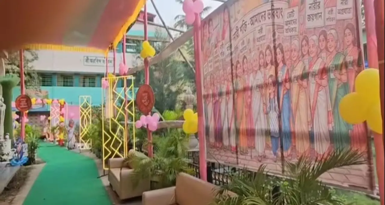 ভোট যেন উৎসব! Krishnanagar-এ ‘ভিআইপি’ মডেল বুথে সবুজ কার্পেট, সেলফির হিড়িক