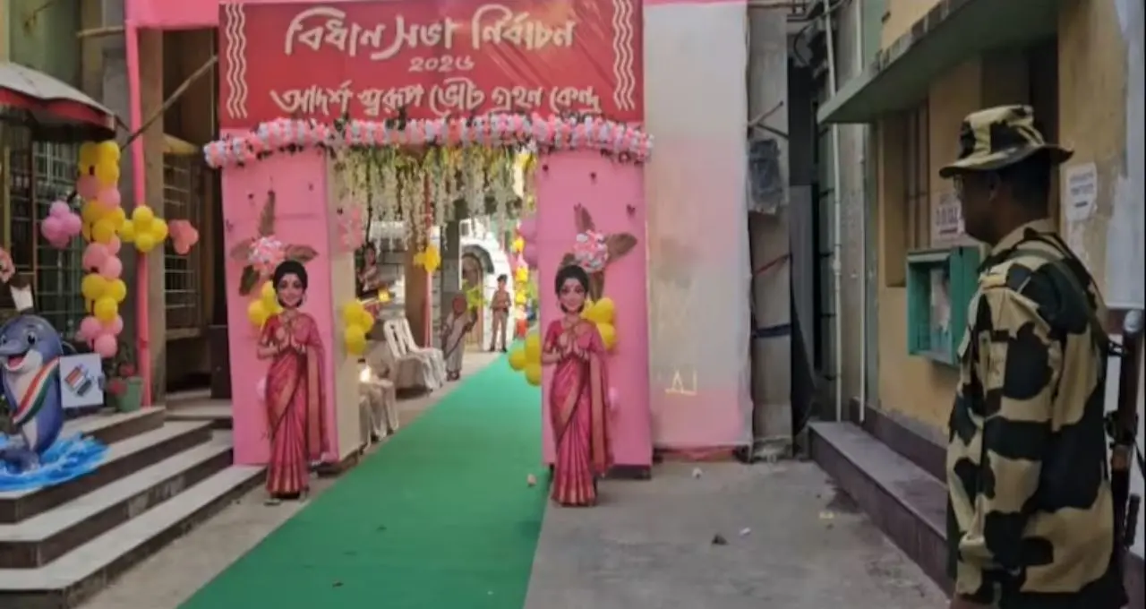 ভোট যেন উৎসব! Krishnanagar-এ ‘ভিআইপি’ মডেল বুথে সবুজ কার্পেট, সেলফির হিড়িক