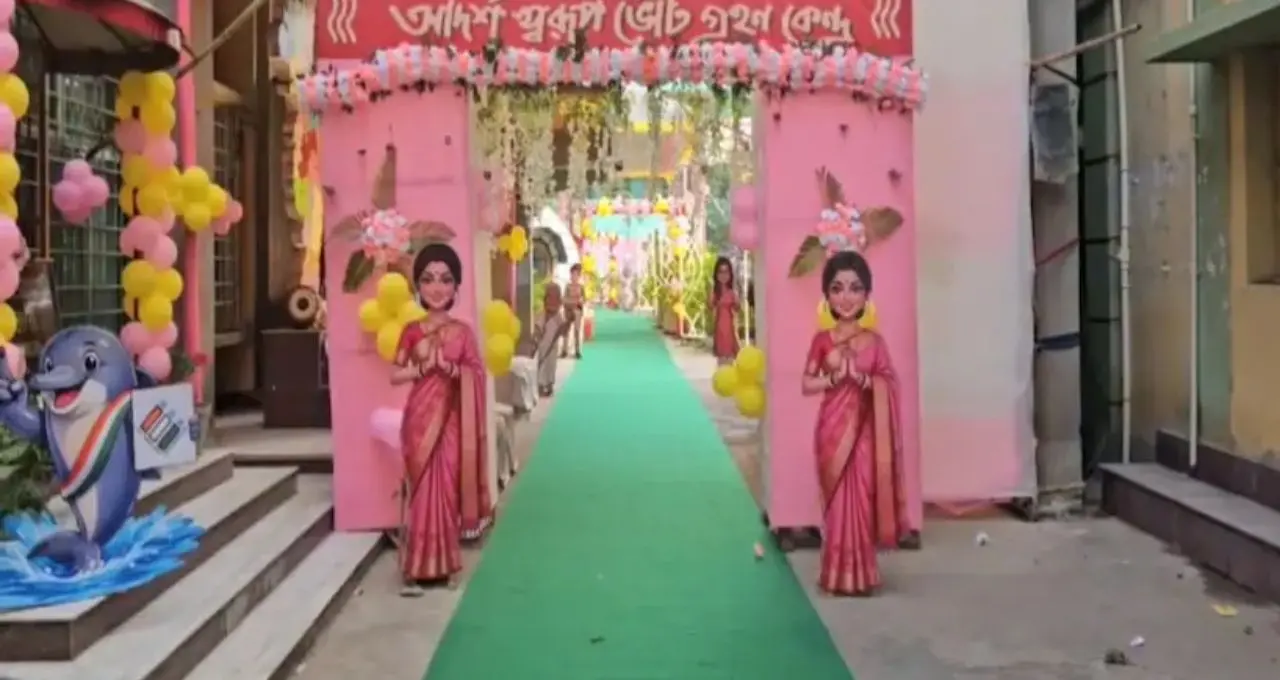 ভোট যেন উৎসব! Krishnanagar-এ ‘ভিআইপি’ মডেল বুথে সবুজ কার্পেট, সেলফির হিড়িক