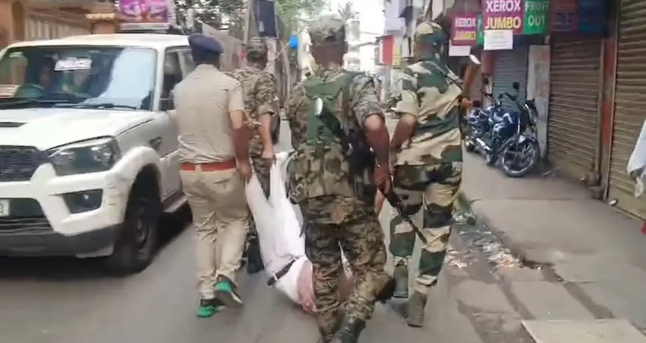 শেষ দফার ভোটে উৎসবের আবহ! বুথে বুথে লম্বা লাইন, আরামবাগে কড়া নিরাপত্তায় বাড়তি নজর