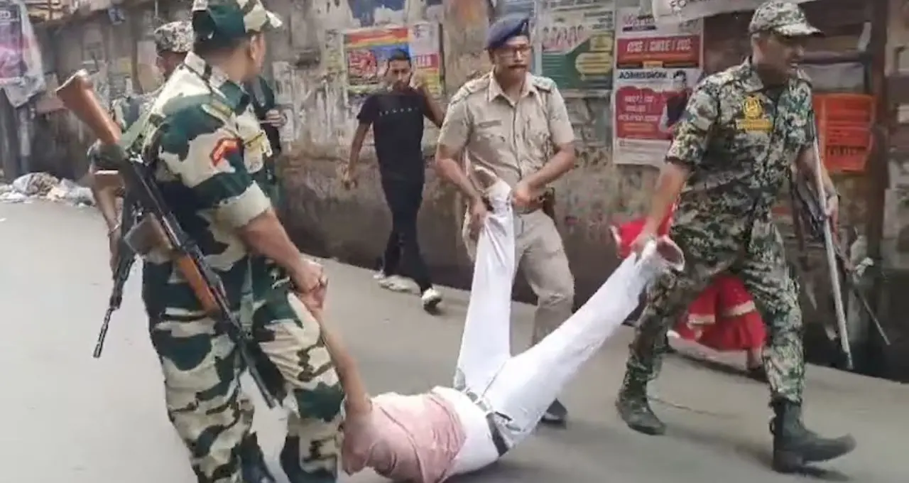 শেষ দফার ভোটে উৎসবের আবহ! বুথে বুথে লম্বা লাইন, আরামবাগে কড়া নিরাপত্তায় বাড়তি নজর