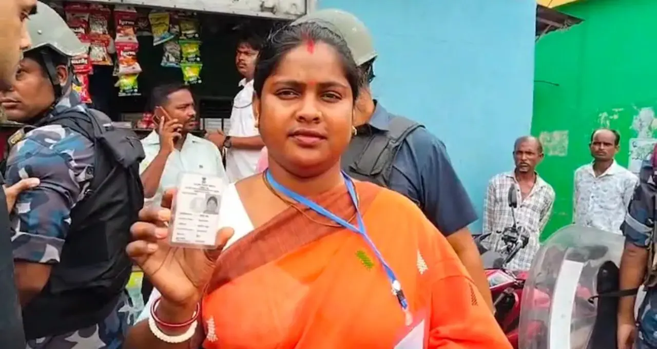 সন্দেশখালিতে ভোট দিলেন রেখা পাত্র, বুথের মুখে বিস্ফোরক মন্তব্যে তুঙ্গে বিতর্ক