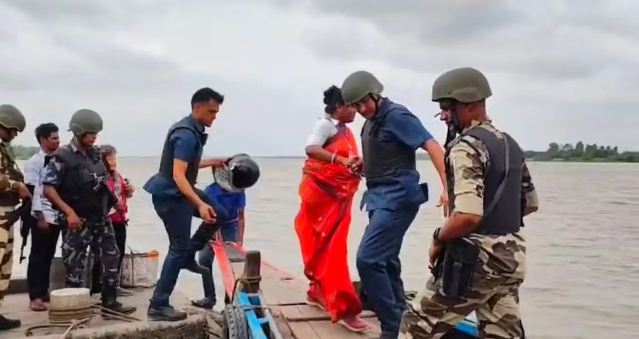 সন্দেশখালিতে ভোট দিলেন রেখা পাত্র, বুথের মুখে বিস্ফোরক মন্তব্যে তুঙ্গে বিতর্ক