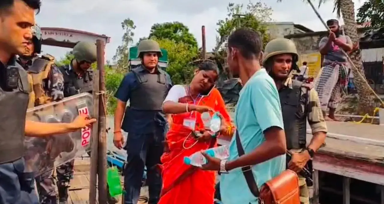 সন্দেশখালিতে ভোট দিলেন রেখা পাত্র, বুথের মুখে বিস্ফোরক মন্তব্যে তুঙ্গে বিতর্ক