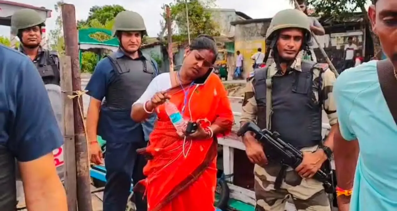 সন্দেশখালিতে ভোট দিলেন রেখা পাত্র, বুথের মুখে বিস্ফোরক মন্তব্যে তুঙ্গে বিতর্ক
