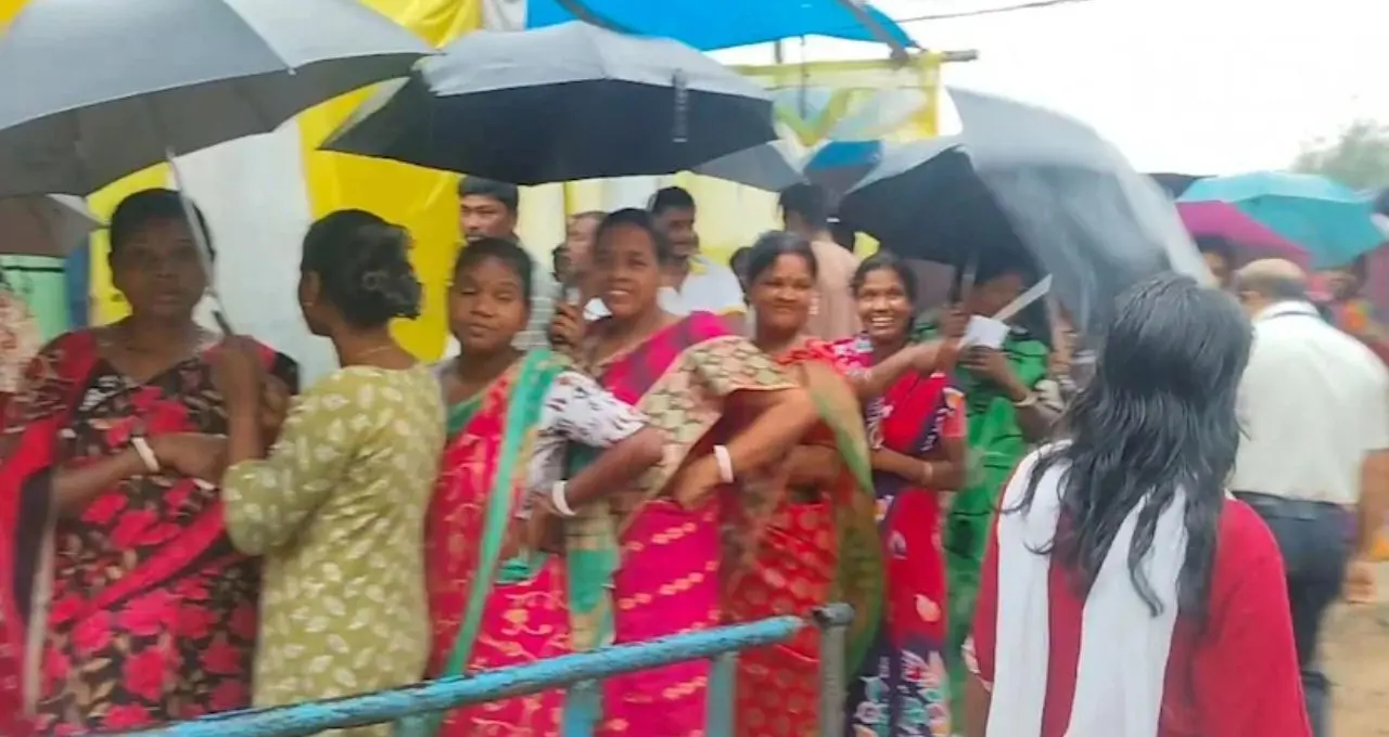 দ্বিতীয় দফা ভোটে স্বস্তির বৃষ্টি! গরম থেকে মুক্তি, ঝড়-বৃষ্টিতে বদলে গেল ভোটের আবহ
