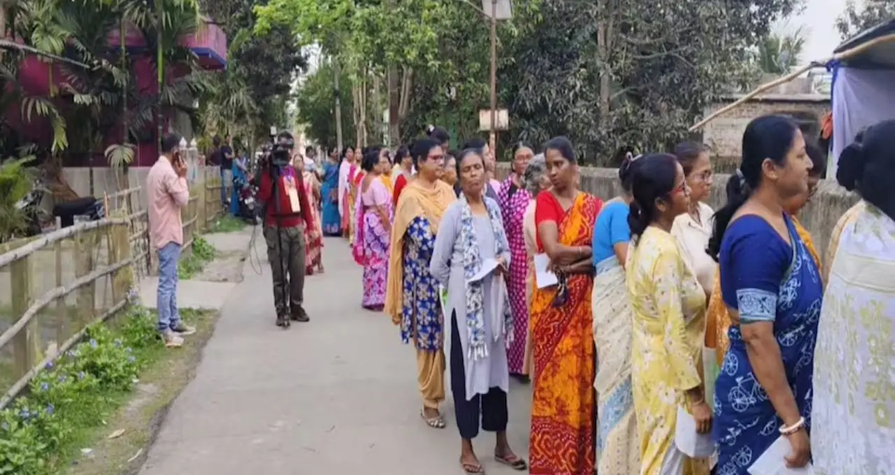SIR-এ নাম বাদ! ৪০ বছরের ভোটাধিকার হারিয়ে গাইঘাটায় ক্ষোভ, মন খারাপ হাজারো ভোটারের
