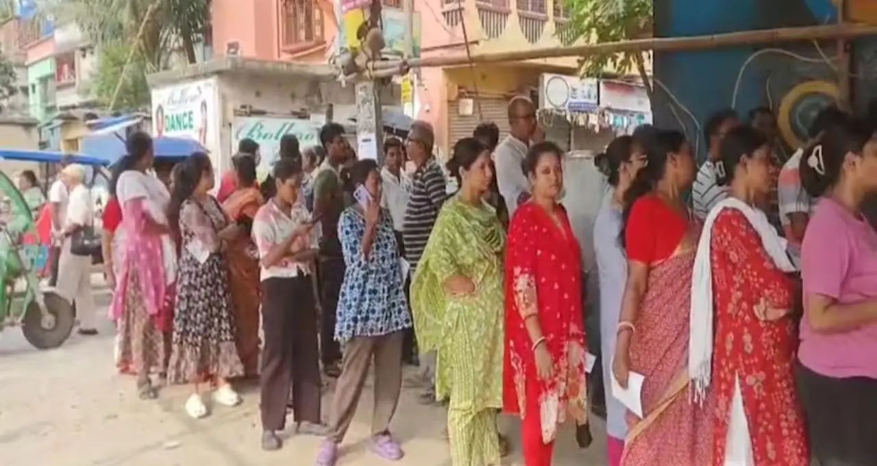 SIR-এ নাম বাদ! ৪০ বছরের ভোটাধিকার হারিয়ে গাইঘাটায় ক্ষোভ, মন খারাপ হাজারো ভোটারের
