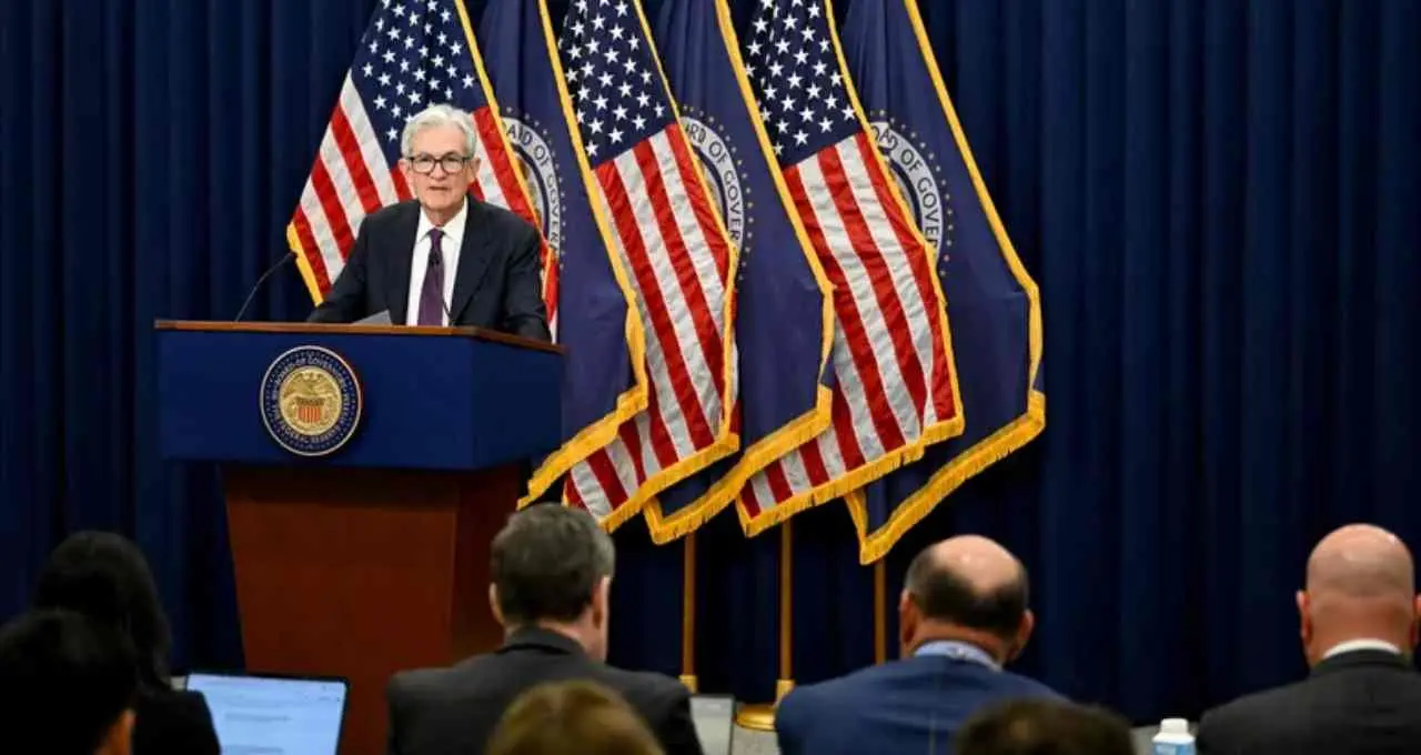 US Fed Meeting 2026: फेडरल रिजर्व ने तीसरी बार नहीं बदली ब्याज दरें, वैश्विक अनिश्चितता के बीच बाजार सतर्क
