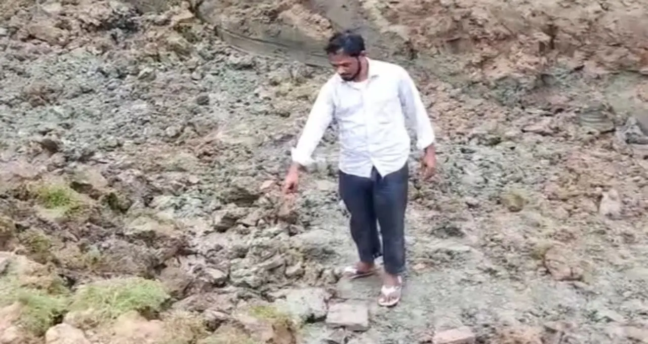 পুকুর খননে উঠে এল ‘লুকিয়ে থাকা ইতিহাস’! মালদার গাজোলে কষ্টিপাথরের প্রাচীন বিষ্ণু মূর্তি উদ্ধার ঘিরে চাঞ্চল্য
