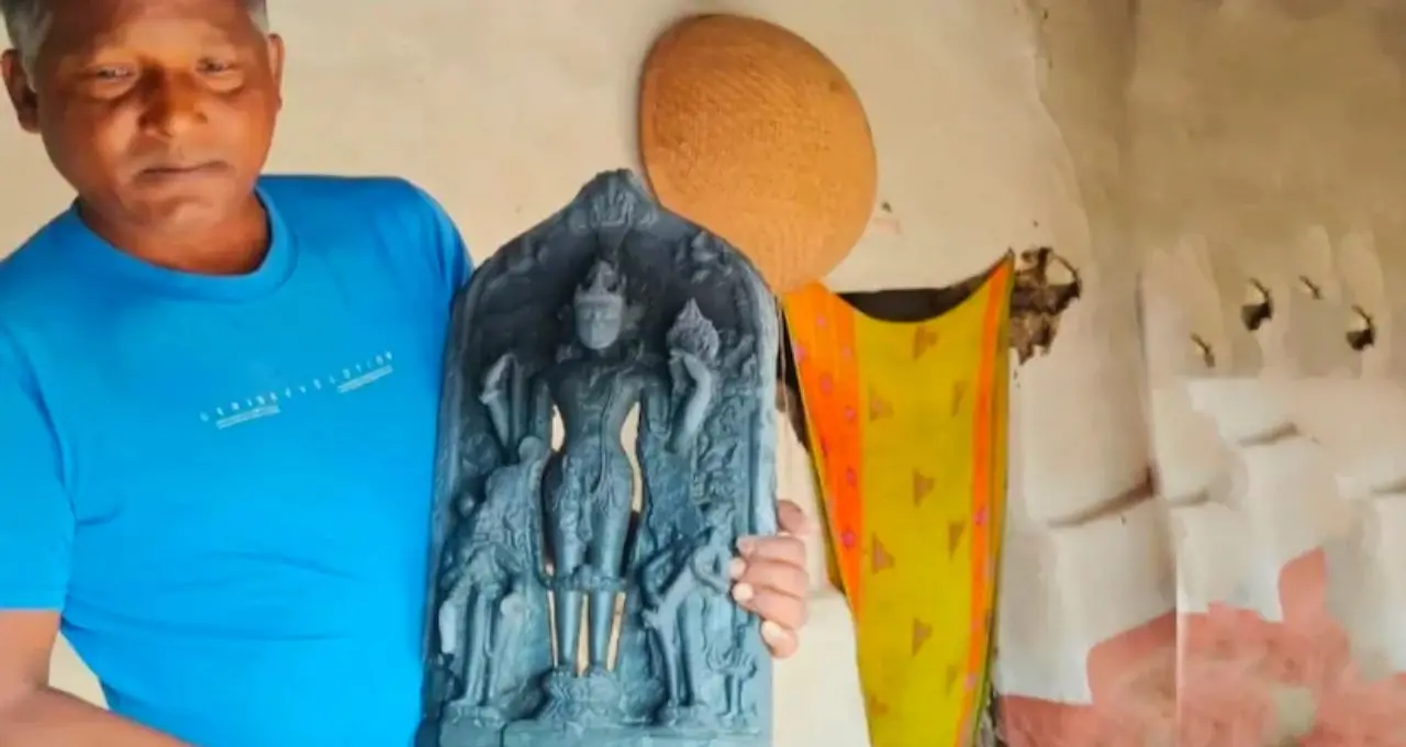 পুকুর খননে উঠে এল ‘লুকিয়ে থাকা ইতিহাস’! মালদার গাজোলে কষ্টিপাথরের প্রাচীন বিষ্ণু মূর্তি উদ্ধার ঘিরে চাঞ্চল্য
