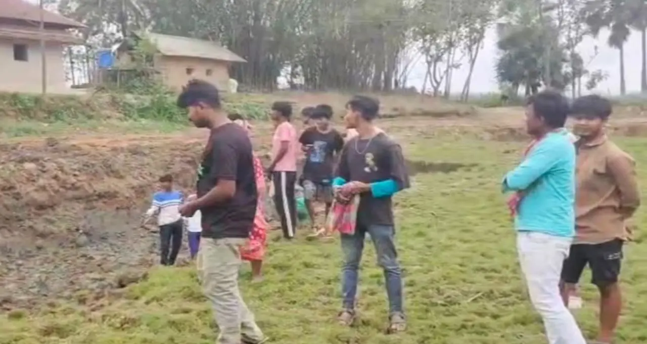 পুকুর খননে উঠে এল ‘লুকিয়ে থাকা ইতিহাস’! মালদার গাজোলে কষ্টিপাথরের প্রাচীন বিষ্ণু মূর্তি উদ্ধার ঘিরে চাঞ্চল্য
