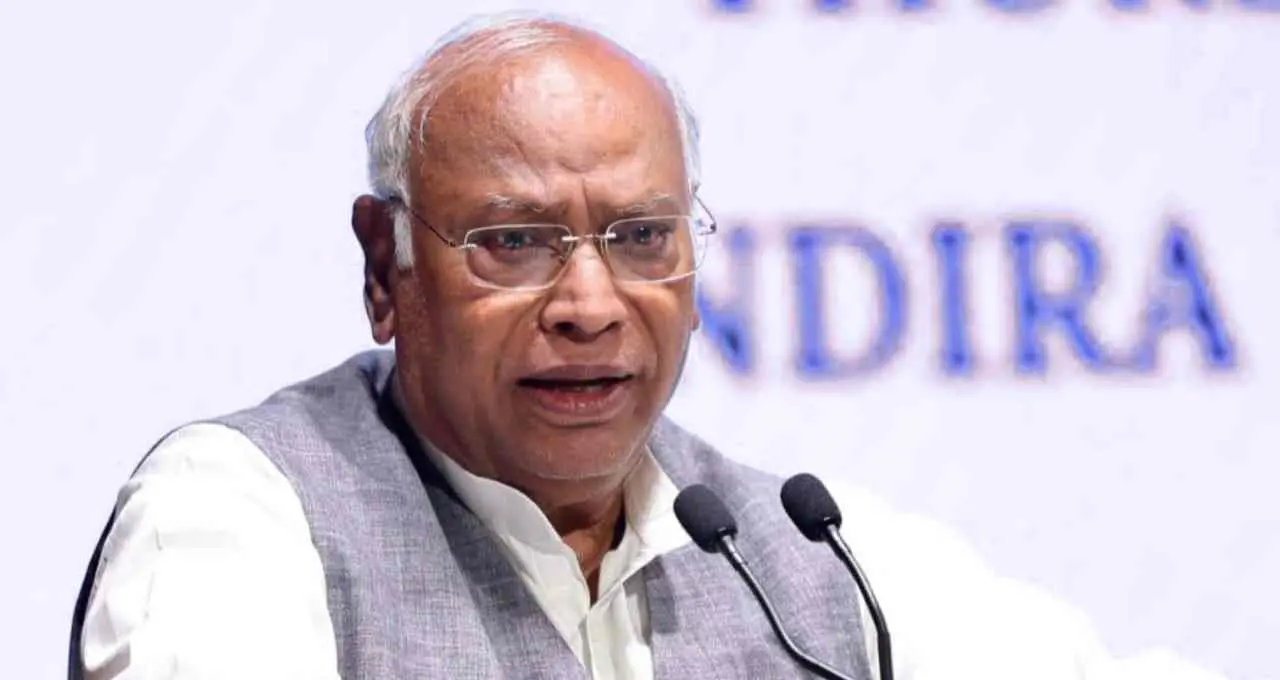 Karnataka CM Row: कांग्रेस प्रमुख मल्लिकार्जुन खरगे का बड़ा बयान- 'फिलहाल नहीं बदलेगा मुख्यमंत्री'
