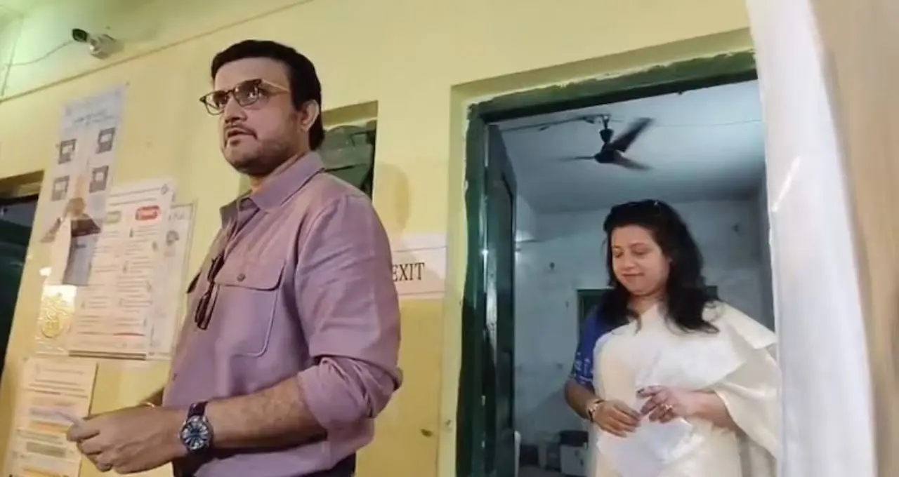 সস্ত্রীক ভোট দিলেন Sourav Ganguly, বুথের বাইরে ক্যামেরায় ধরা পড়ল হাসিখুশি তারকা দম্পতি