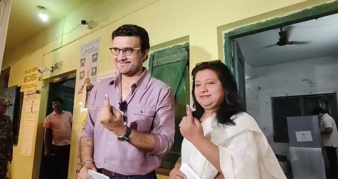 সস্ত্রীক ভোট দিলেন Sourav Ganguly, বুথের বাইরে ক্যামেরায় ধরা পড়ল হাসিখুশি তারকা দম্পতি