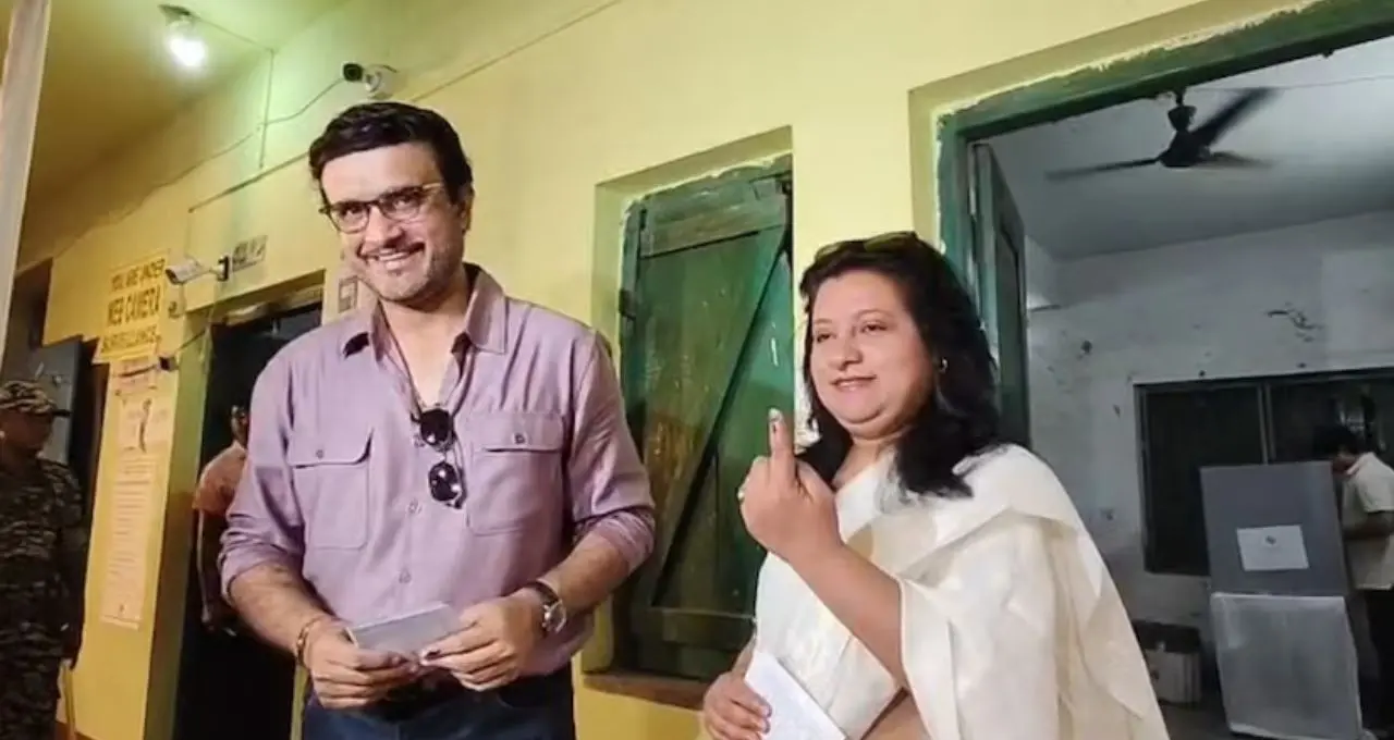 সস্ত্রীক ভোট দিলেন Sourav Ganguly, বুথের বাইরে ক্যামেরায় ধরা পড়ল হাসিখুশি তারকা দম্পতি
