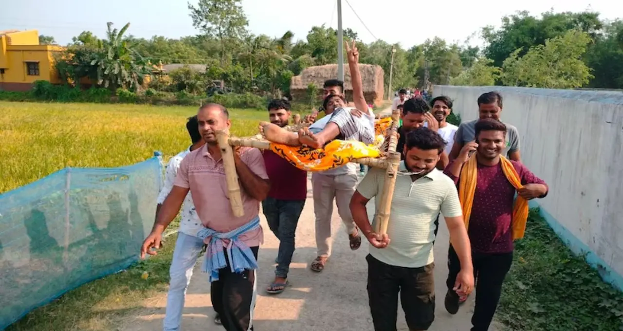 খাটিয়ায় শুয়ে ভোটকেন্দ্রে! আহত শরীরেও অদম্য ইচ্ছা—আউশগ্রামে নজির গড়লেন তৃণমূল কর্মী
