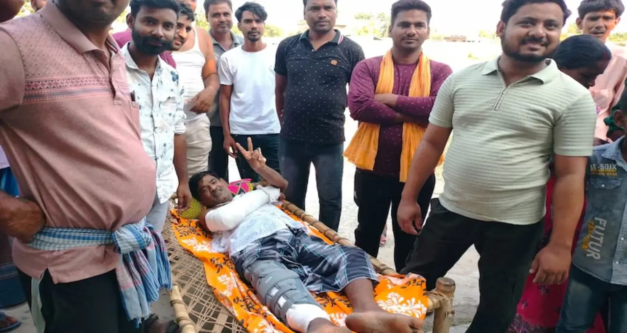 খাটিয়ায় শুয়ে ভোটকেন্দ্রে! আহত শরীরেও অদম্য ইচ্ছা—আউশগ্রামে নজির গড়লেন তৃণমূল কর্মী
