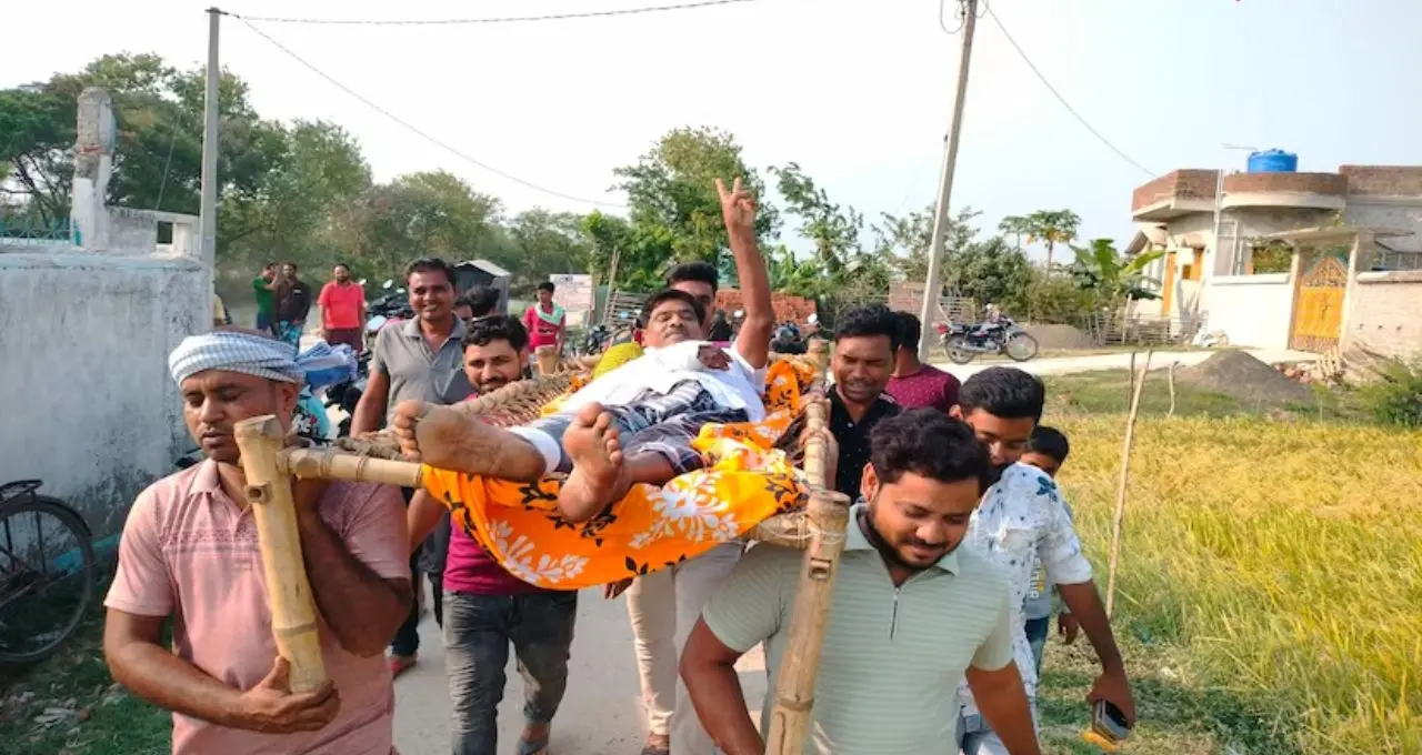 খাটিয়ায় শুয়ে ভোটকেন্দ্রে! আহত শরীরেও অদম্য ইচ্ছা—আউশগ্রামে নজির গড়লেন তৃণমূল কর্মী
