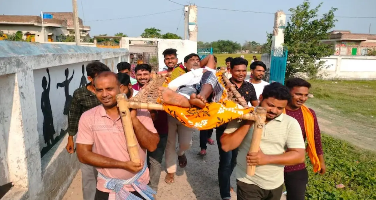 খাটিয়ায় শুয়ে ভোটকেন্দ্রে! আহত শরীরেও অদম্য ইচ্ছা—আউশগ্রামে নজির গড়লেন তৃণমূল কর্মী
