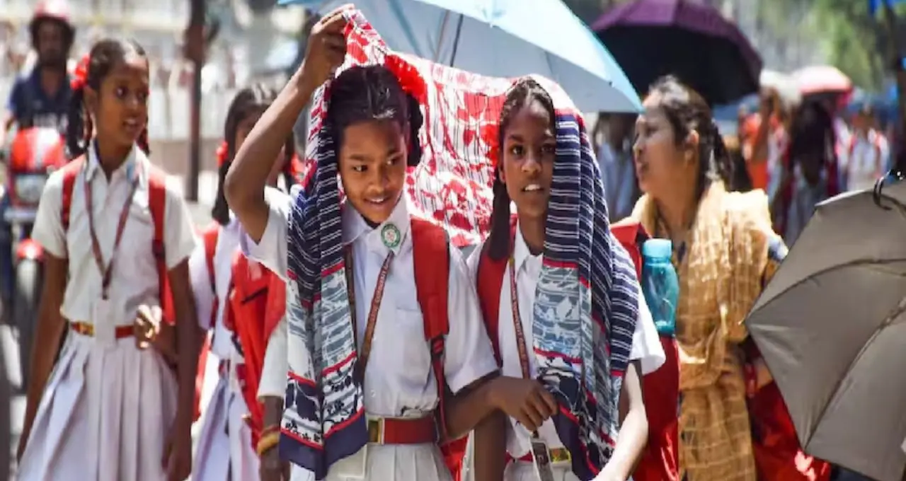 মে মাসেই ছুটির বন্যা! ১ মে থেকে টানা বন্ধ স্কুল-কলেজ, গরমের ছুটি কবে—অপেক্ষায় পড়ুয়ারা
