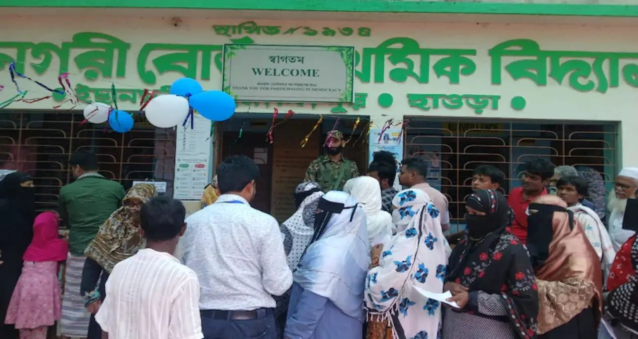 ভোটকেন্দ্রে ‘গণতন্ত্রের বৃক্ষ’! হাওড়ায় নজির, ভোটারদের শেখানো হচ্ছে গণতান্ত্রিক মূল্যবোধ