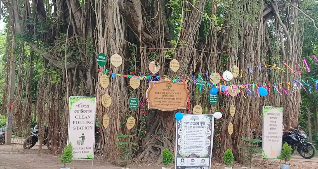 ভোটকেন্দ্রে ‘গণতন্ত্রের বৃক্ষ’! হাওড়ায় নজির, ভোটারদের শেখানো হচ্ছে গণতান্ত্রিক মূল্যবোধ