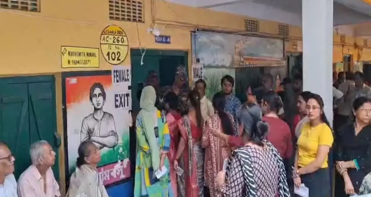 লাইন ভেঙে নয়, সাধারণের সঙ্গেই ভোট! বর্ধমান দক্ষিণে নজর কাড়লেন টলি-নায়ক অঙ্কুশ
