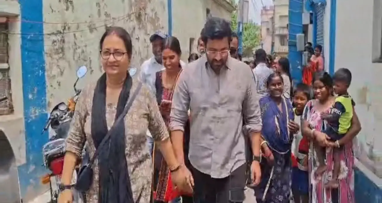 লাইন ভেঙে নয়, সাধারণের সঙ্গেই ভোট! বর্ধমান দক্ষিণে নজর কাড়লেন টলি-নায়ক অঙ্কুশ
