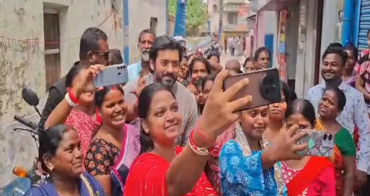 লাইন ভেঙে নয়, সাধারণের সঙ্গেই ভোট! বর্ধমান দক্ষিণে নজর কাড়লেন টলি-নায়ক অঙ্কুশ
