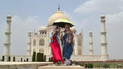 ଆଗ୍ରାର ତୀବ୍ର ଗରମ ଓ ହିଟୱେଭ୍‌ର ପ୍ରଭାବରେ ତାଜମହଲରେ ପର୍ଯ୍ୟଟକ ସଂଖ୍ୟା କମିଲା