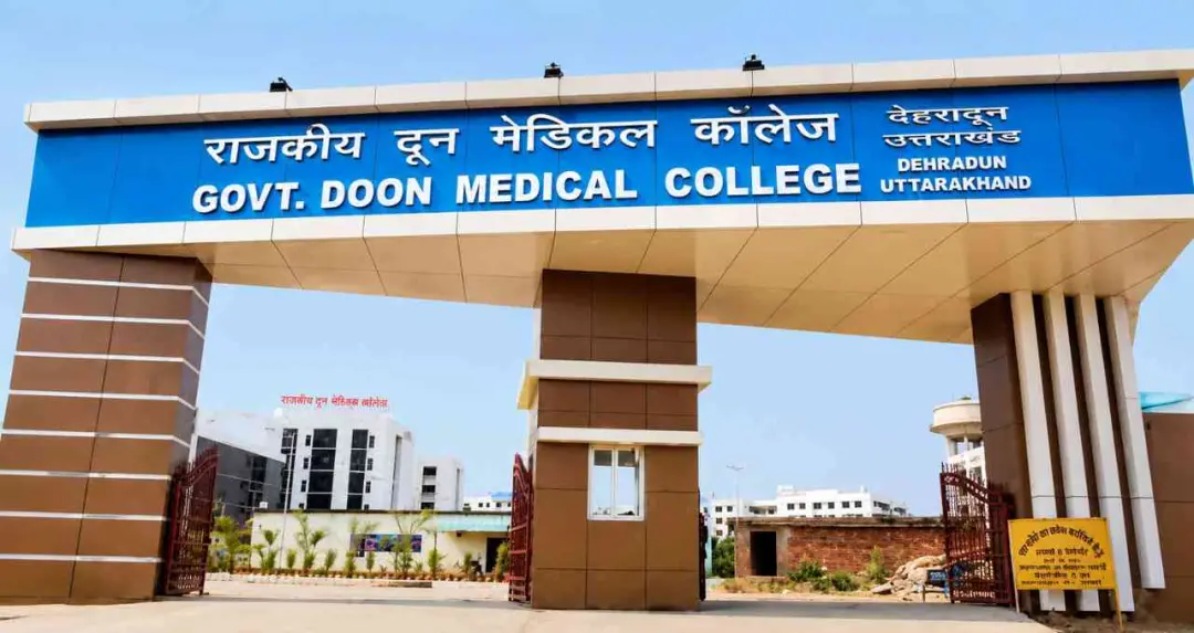 दून मेडिकल कॉलेज मेस घोटाले में कार्रवाई तेज, छात्रों ने अलग FIR दर्ज कराने का फैसला 
