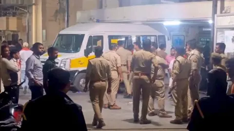 कानपूरमध्ये पिता-पुत्र हत्येप्रकरणी आरोपी चकमकीत जखमी, दोन्ही पायांत गोळ्या लागल…