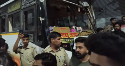 सीकर में बस ने दुकान की दीवार तोड़ी, हादसे के बाद तनाव: ड्राइवर फरार, तीन लोग शा…