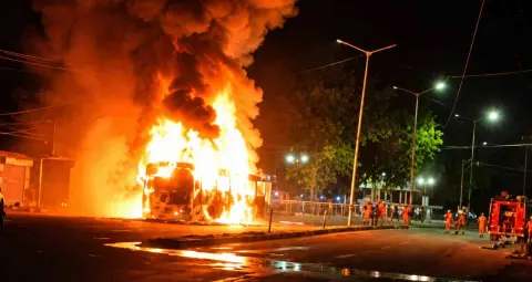 झांसी में चलती लग्जरी बस में लगी भीषण आग, चालक की सूझबूझ से बचीं 30 जानें