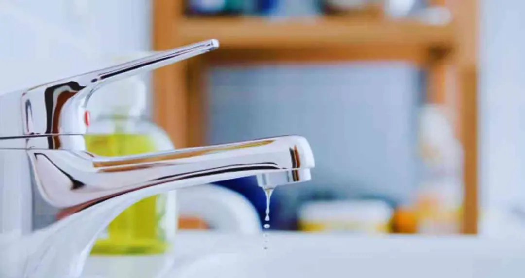 Vastu Tips: घर में टपकता नल बन सकता है आर्थिक परेशानी का कारण, जानें संकेत और उपाय