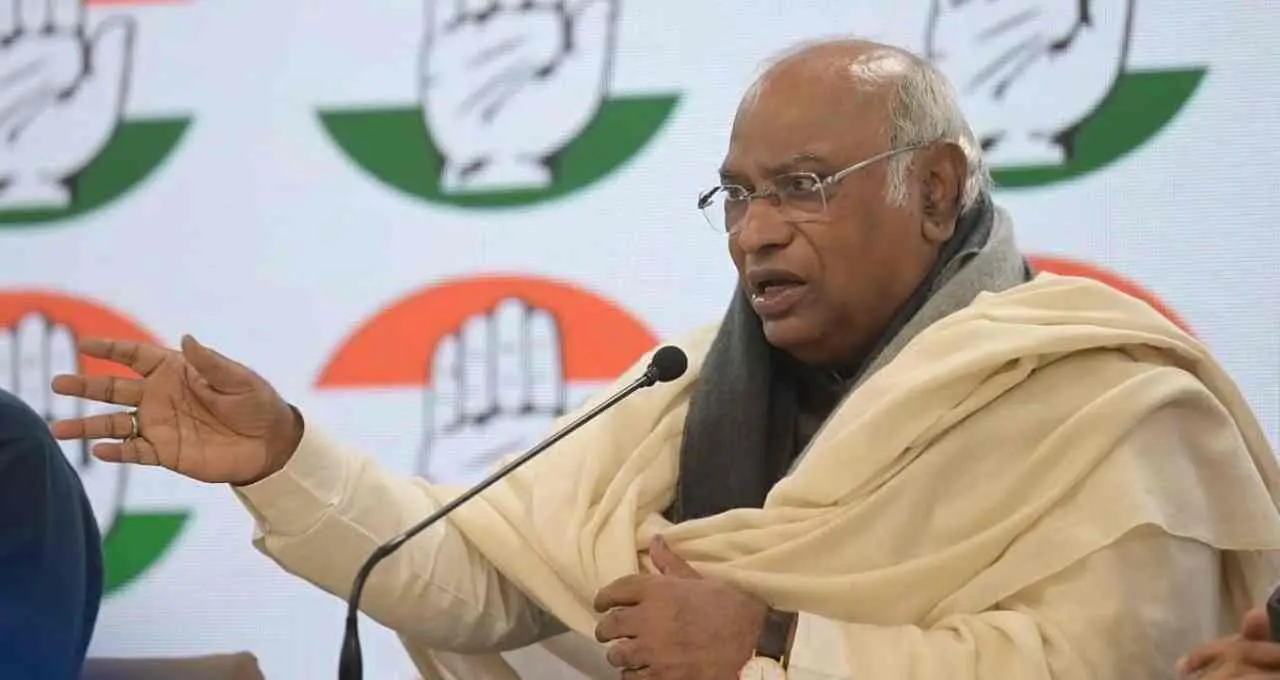 कर्नाटक नेतृत्व विवाद: कांग्रेस आलाकमान की भूमिका पर खरगे का बयान, सिद्धारमैया बने रहेंगे मुख्यमंत्री