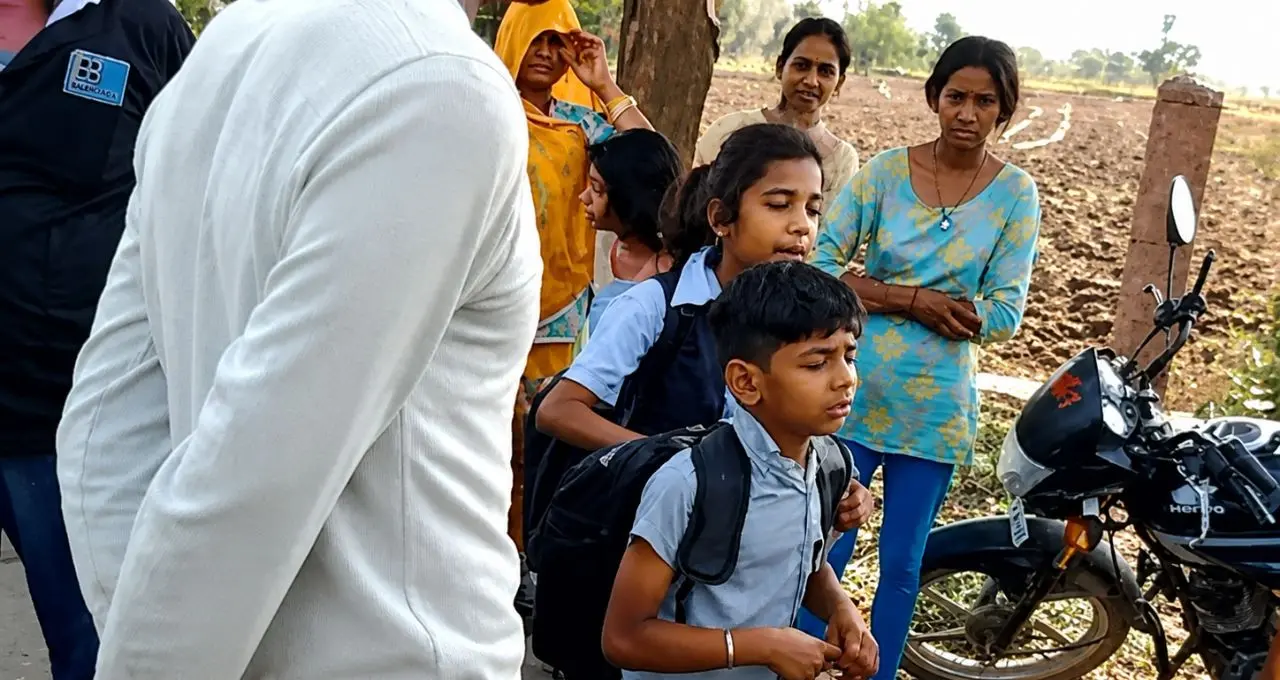 जोधपुर में बड़ा हादसा टला: बच्चों से भरी स्कूल वैन पलटी, मोबाइल देखते हुए चला रहा था ड्राइवर