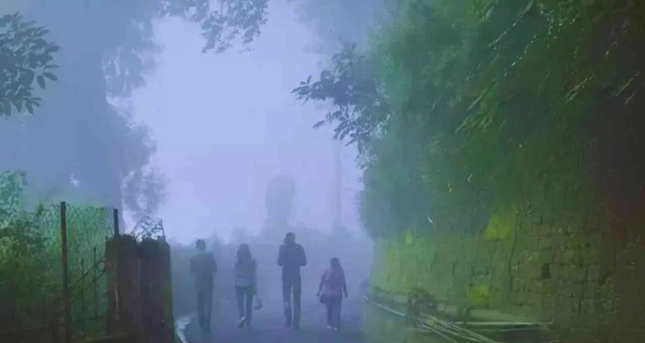 Varanasi Weather: मई में बदला मौसम का मिजाज, बारिश और ठंडी हवाओं से 30°C तक गिरा पारा